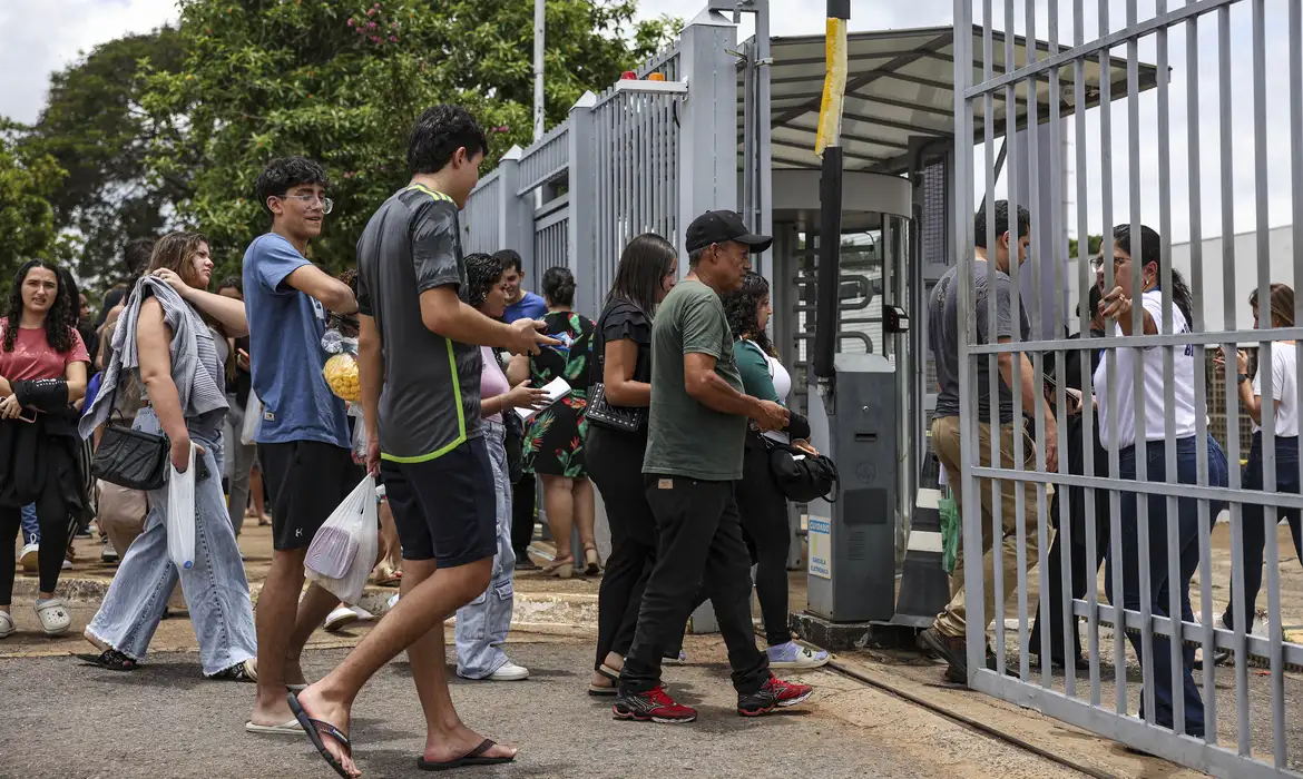 Os inscritos no Exame Nacional do Ensino Médio (Enem) 2025 devem fazer o pagamento até quarta-feira (18) para confirmar a participação nas provas.