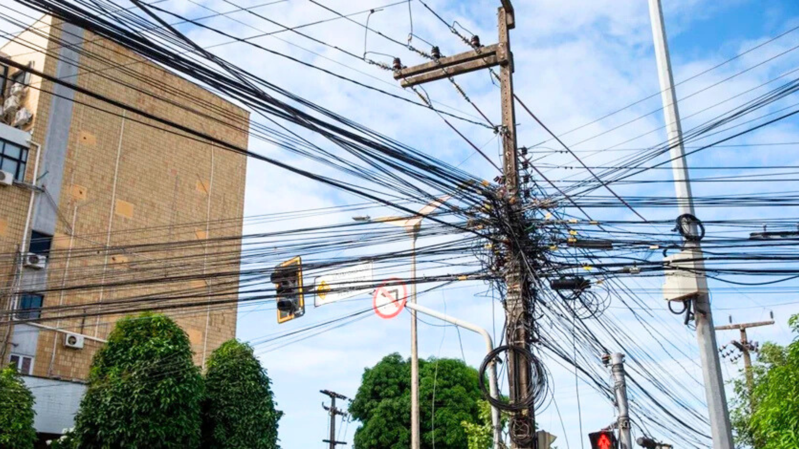 Para combater os crimes envolvendo a rede de distribuição de energia, a Secretaria de Segurança Pública do Estado do Rio de Janeiro e a Enel Rio assinaram nesta sexta-feira (6/6) um termo de cooperação técnica com o objetivo de ampliar a parceria entre os órgãos de segurança e a distribuidora de energia. O acordo busca uma atuação ainda mais integrada dos profissionais da secretaria e técnicos da companhia para medidas de inteligência contra atos ilícitos que ameaçam a rede elétrica nos 66 municípios atendidos pela Enel. O acordo também visa a implementação de medidas de segurança para garantir a proteção de colaboradores e infraestruturas críticas da Enel Rio.
