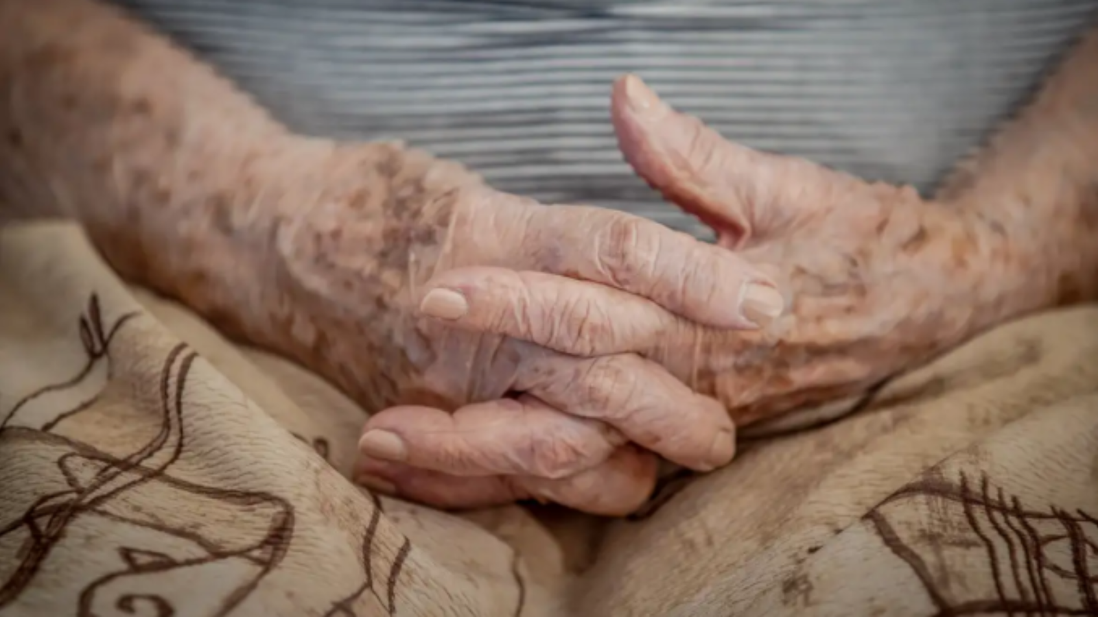 De acordo com o último Censo do IBGE (2022), o índice de envelhecimento do estado do Rio de Janeiro é o segundo maior do país. O número de idosos com 60 anos ou mais, ultrapassa o número de crianças de até 14 anos.