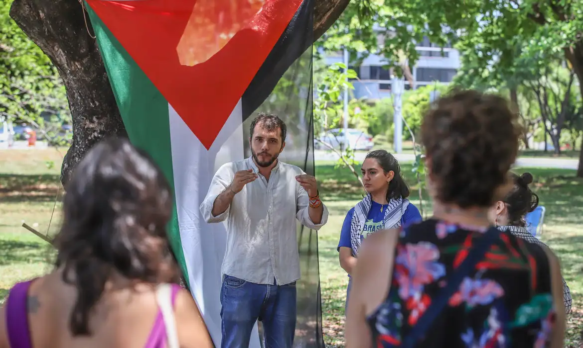 O ativista brasileiro Thiago Ávila, de 38 anos, pode ser deportado de Israel até esta quinta-feira (12), segundo decisão divulgada na manhã desta quarta-feira (11) por Tribunal israelense após audiência com os ativistas da Flotilha da Liberdade presos em águas internacionais.