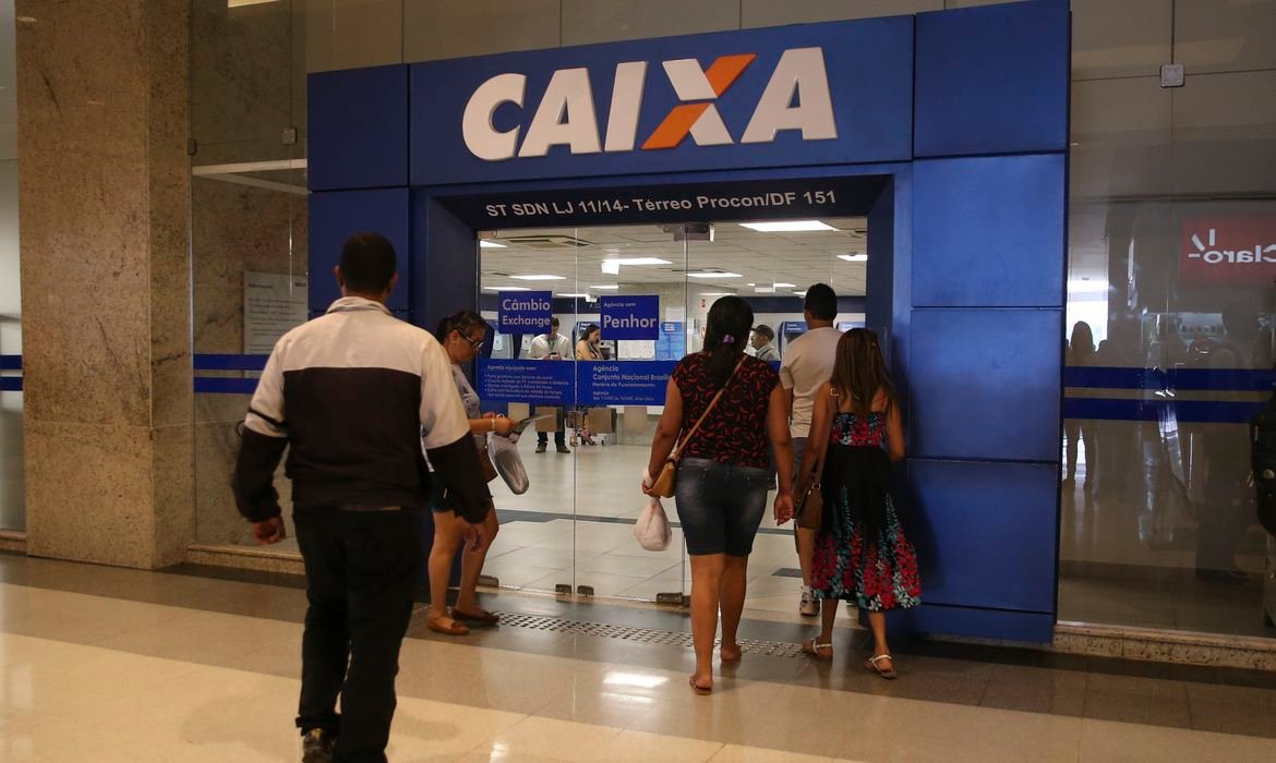 Neste ano, R$ 30,7 bilhões poderão ser sacados. Segundo o Conselho Deliberativo do Fundo de Amparo ao Trabalhador (Codefat), o abono salarial de 2025 será pago a 25,8 milhões de trabalhadores em todo o país.