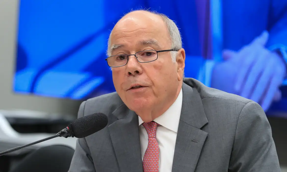O ministro das Relações Exteriores, Mauro Vieira, conversou neste sábado (14) com o ministro das Relações Exteriores da Jordânia, Ayman Safadi, para abrir uma rota de retirada das comitivas de políticos brasileiros em Israel após o início dos conflitos com o Irã.
