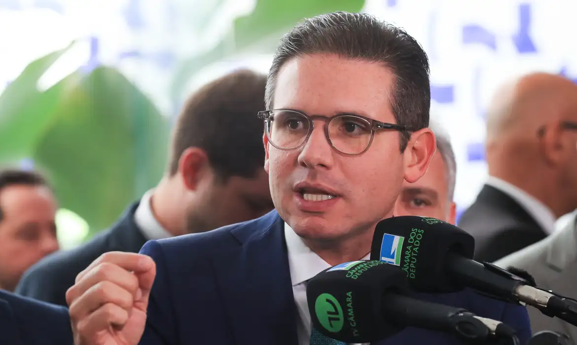 O presidente da Câmara dos Deputados, Hugo Motta (Republicanos-PB), disse que o Parlamento vai cumprir a recente determinação do Supremo Tribunal Federal (STF) de declarar a cassação do mandato da deputada federal Carla Zambelli sem submeter o assunto ao plenário.