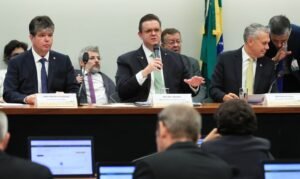 O ministro da Previdência Social, Wolney Queiroz, disse nesta terça-feira (10) que ainda não tem o número final dos descontos indevidos feitos por entidades associativas nos pagamentos a aposentados e pensionistas do Instituto Nacional do Seguro Social (INSS), mas que estima que o valor fique entre R$ 2 bilhões a R$ 3 bilhões.