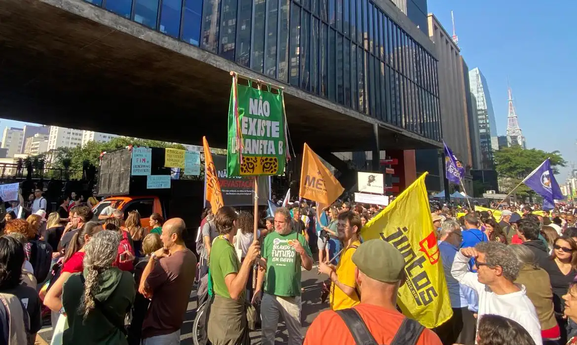 O projeto de lei estabelece um novo marco legal para o licenciamento ambiental no Brasil e foi aprovado no Senado com 54 votos favoráveis e 13 contrários. Como o texto foi alterado pelos senadores, o projeto retorna à Câmara dos Deputados para nova análise.