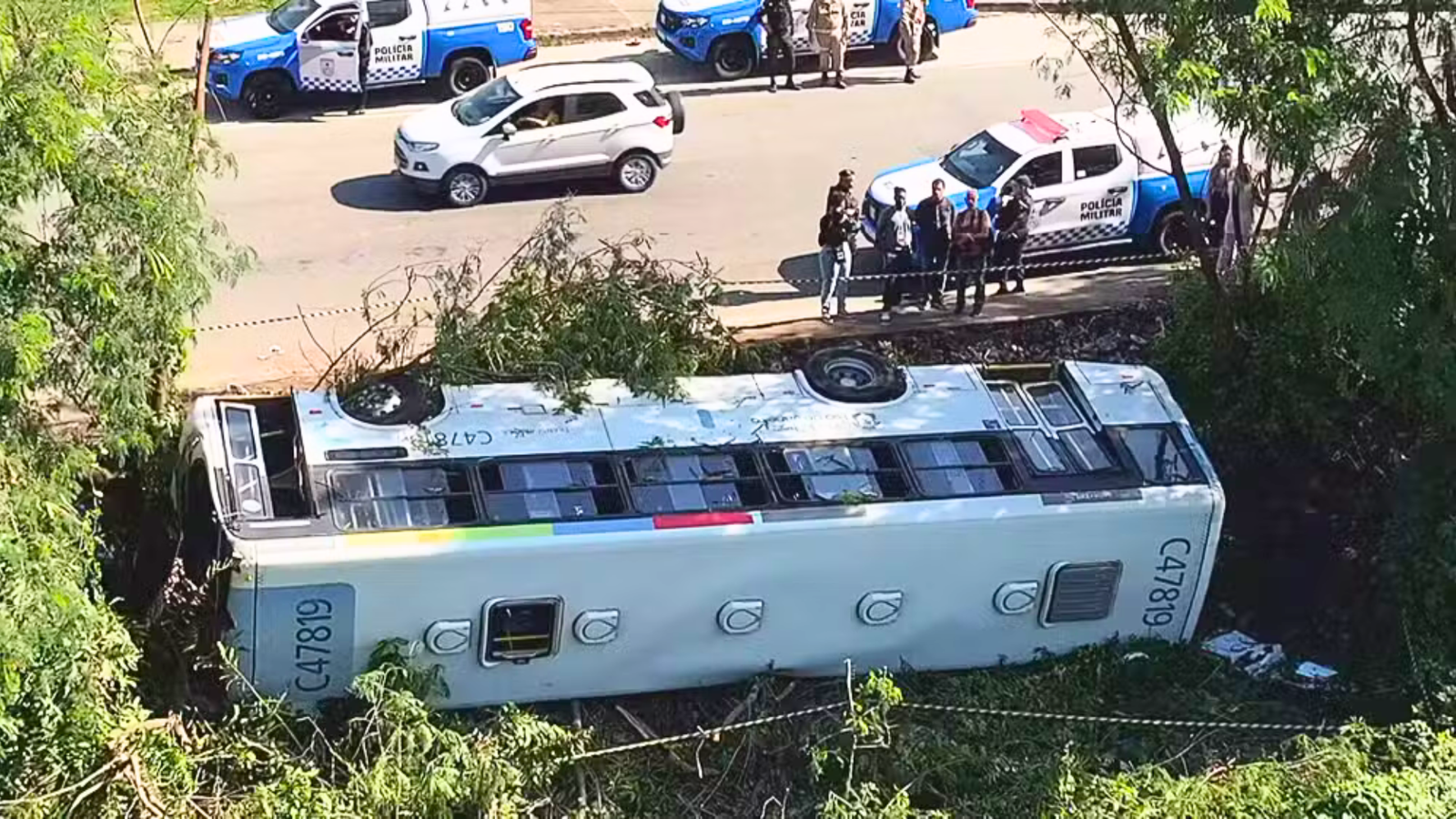Pelo menos 33 passageiros ficaram feridos, vítimas de um acidente na manhã desta terça-feira (17), envolvendo o ônibus da Viação Redentor, linha 880 (Rio das Pedras x Barra da Tijuca),