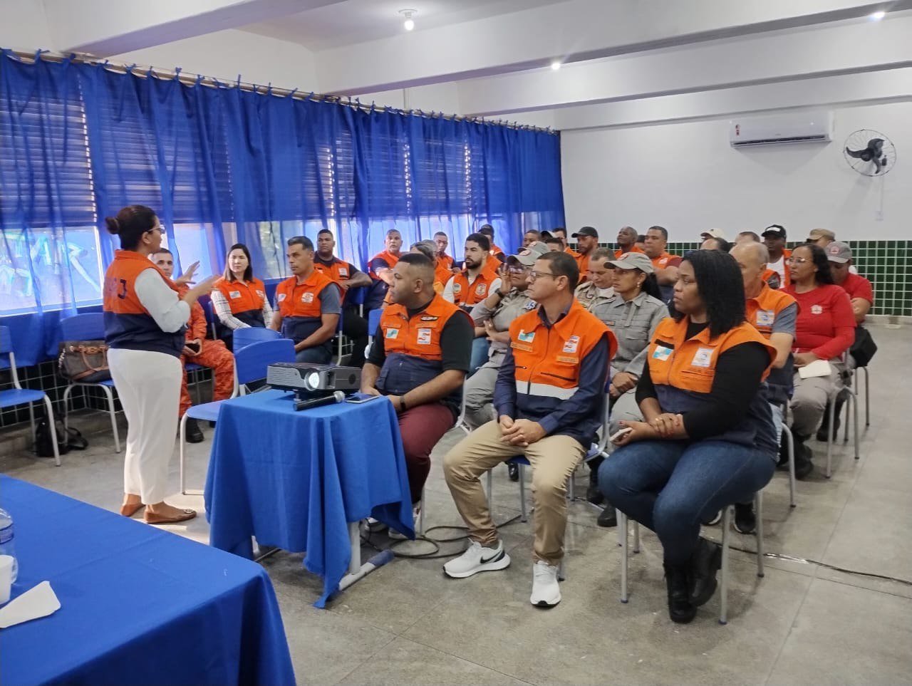 A Defesa Civil de Japeri promoveu, nesta segunda-feira (3/6), no CIEP 401 Lucimar de Souza Santos, a 1ª capacitação dos agentes do município em 2025, com foco na psicologia em desastres. O encontro teve como palestrante a Tenente-Coronel Eliane Cristine, psicóloga na área, que compartilhou conhecimentos essenciais para atuação humanizada em momentos críticos.