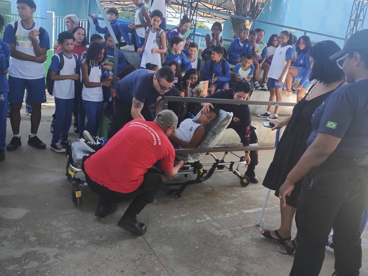 A Escola Municipal Leonel de Moura Brizola recebeu uma importante atividade educativa com foco em primeiros socorros. Equipes do Serviço de Atendimento Móvel de Urgência (SAMU) ensinaram técnicas básicas de primeiros socorros, com ênfase no atendimento rápido a casos de obstrução das vias aéreas. As crianças participaram ativamente do simulado, demonstrando interesse e absorvendo o conteúdo com entusiasmo.