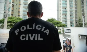 Policiais civis fazem, nesta segunda-feira (16), no Rio de Janeiro, operação contra uma organização criminosa especializada na importação e venda ilegal de medicamentos controlados.