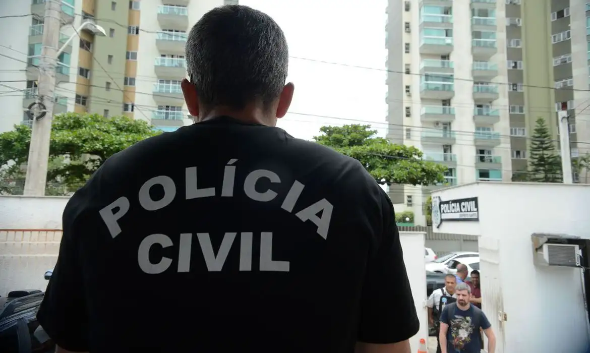 Policiais civis fazem, nesta segunda-feira (16), no Rio de Janeiro, operação contra uma organização criminosa especializada na importação e venda ilegal de medicamentos controlados.