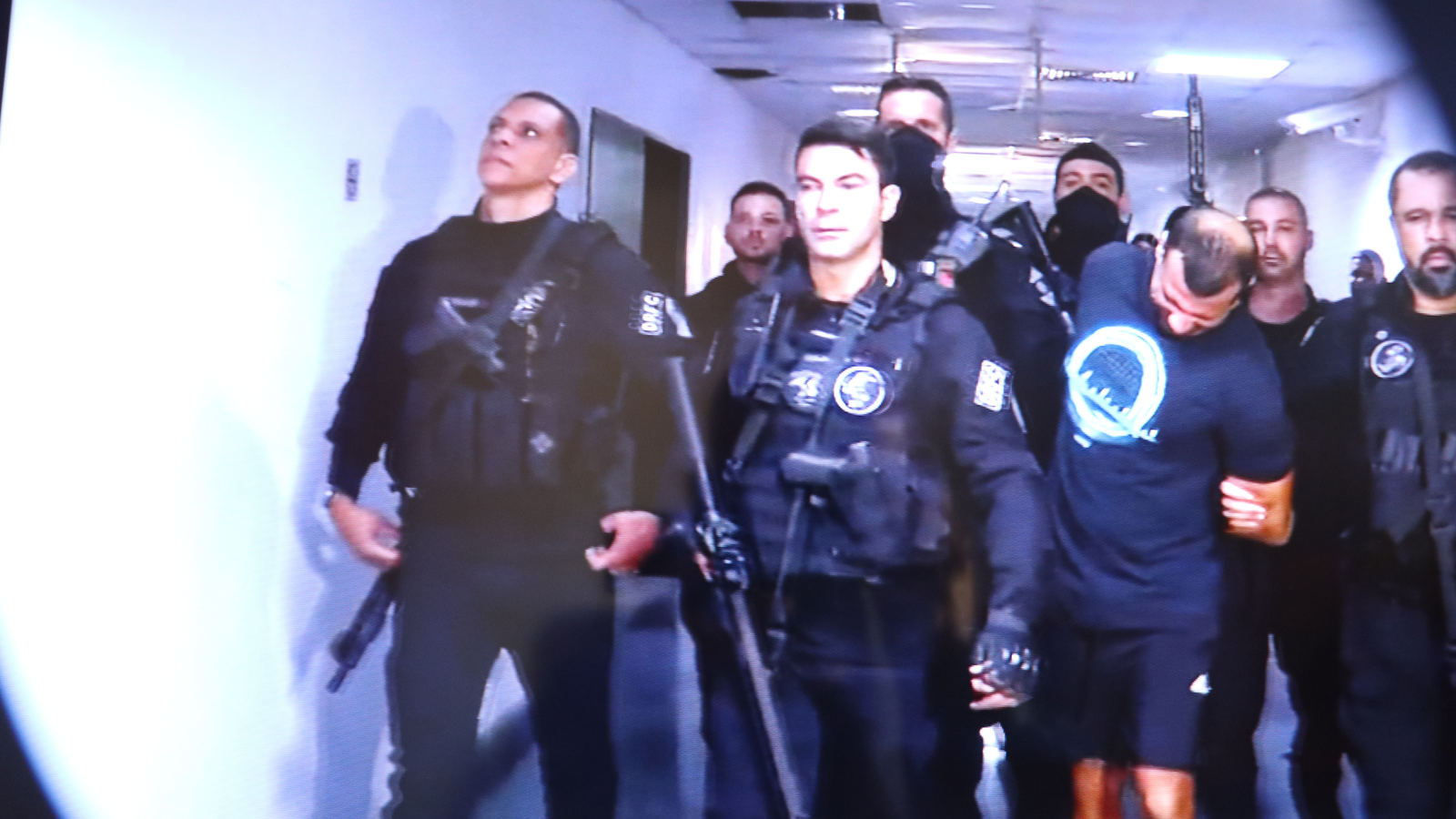 da Polícia Civil, prendeu o principal líder do tráfico de drogas do Complexo do Caju, nesta segunda-feira (16/06), durante uma ação na comunidade Parque Alegria.