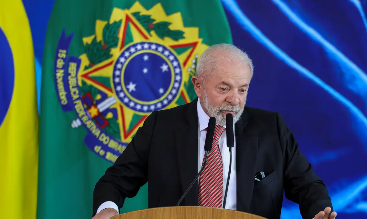 Durante o discurso, o presidente brasileiro leu a íntegra da nota emitida hoje pelo Itamaraty, condenando “nos mais fortes termos” o anúncio feito por Israel, de que aprovava mais 22 assentamentos israelenses na Cisjordânia – território que, segundo a nota, é “parte integrante do Estado da Palestina”.