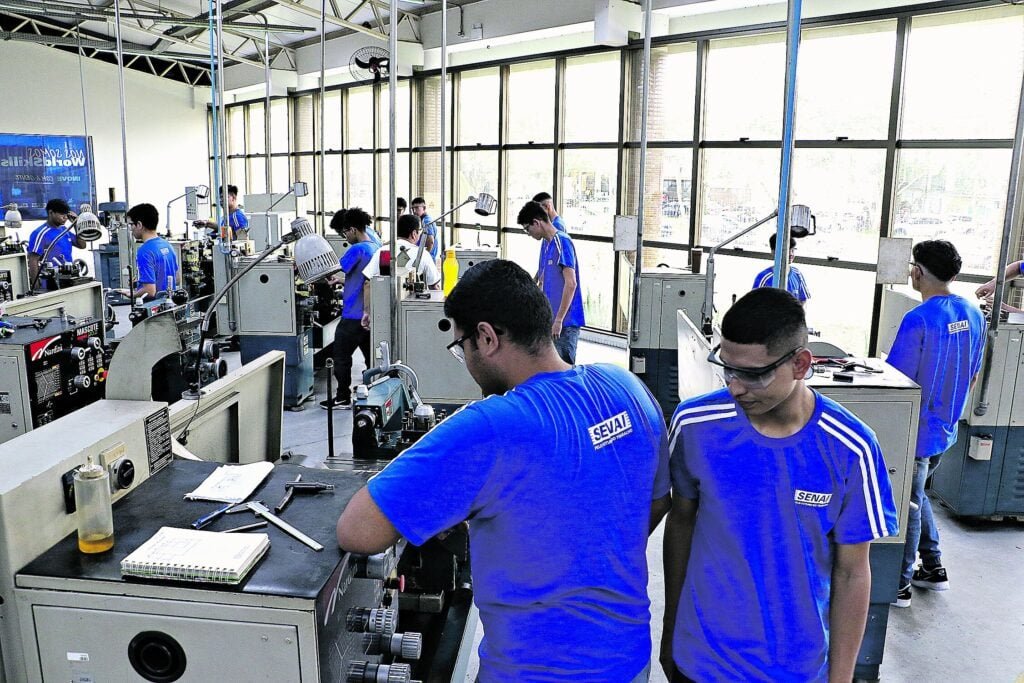 Com o compromisso de proporcionar acesso à educação de qualidade, a Firjan SENAI oferece 440 vagas gratuitas para cursos técnicos, pela Baixada Fluminense. As oportunidades estão distribuídas pelas unidades de Duque de Caxias (240), Nova Iguaçu (120) e Itaguaí (80). As inscrições, também gratuitas, devem ser feitas exclusivamente de forma presencial até 28 de junho. No entanto, elas poderão ser encerradas automaticamente quando o número de inscritos atingir o limite de vagas oferecidas.